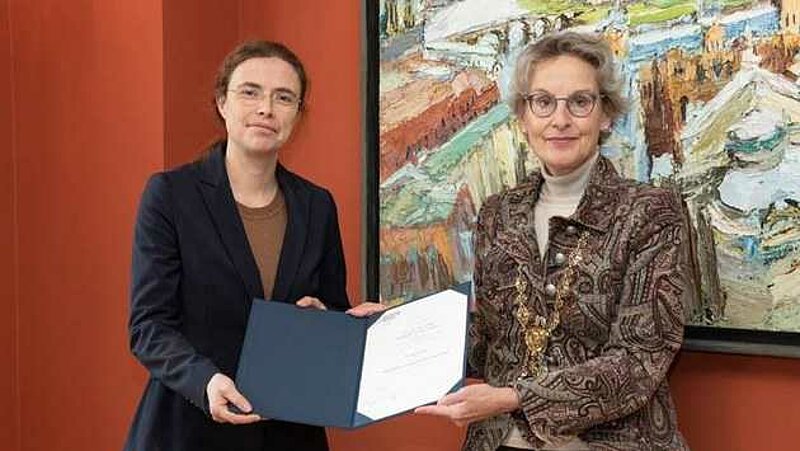 The Rector hands over the certificate of appointment to Prof. Fischer-Friedrich