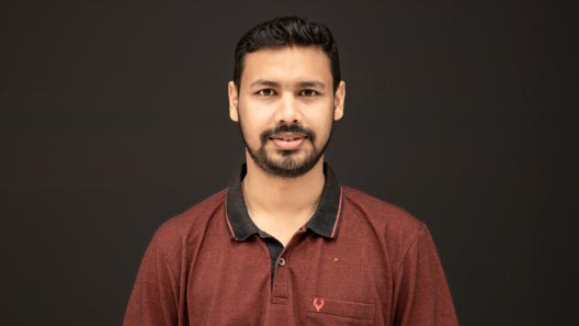 Subhasish Portrait of Subhasish in front of an anthracite wall