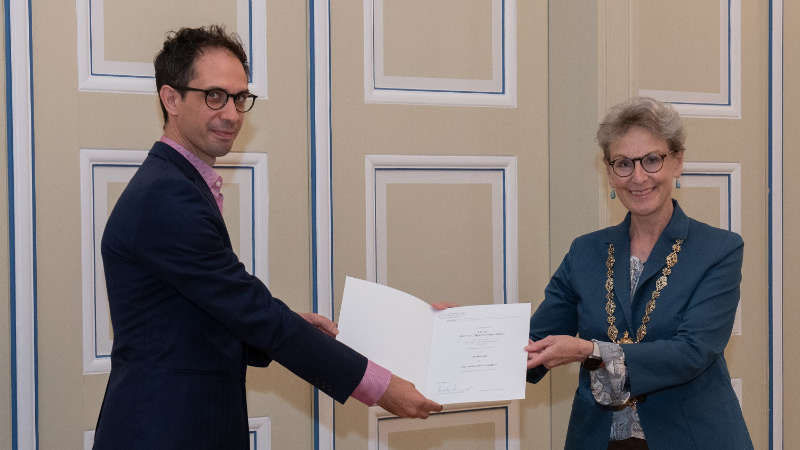 Prof. Ursula M. Staudinger, Rector of TU Dresden, hands over the certificate of appointment to Prof. Otger Campàs during the appointment ceremony on June 30, 2021. © Michael Kretzschmar