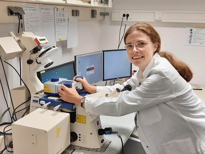 The image shows Dr. Elisabeth Fischer-Friedrich at the scanning force microscope © PoL, TU Dresden